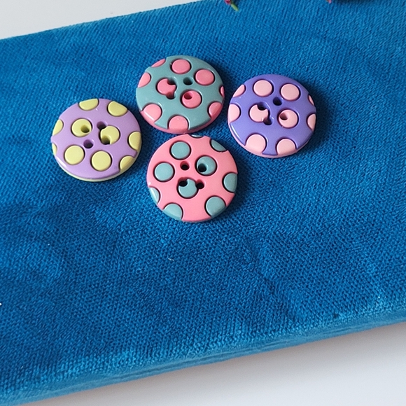 Vintage Lot of Plastic Round Polka Dot Pastel Four Hole Sewing Buttons ~ 4pcs - Picture 8 of 13